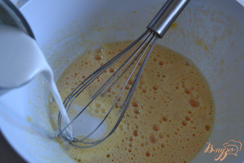 Фото приготовление рецепта: Бисквит на кокосовом молоке с грушами шаг №1