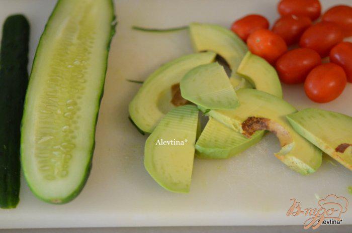 Фото приготовление рецепта: Легкий диетический салат с авокадо шаг №1