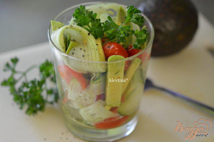 Фото приготовление рецепта: Легкий диетический салат с авокадо шаг №3