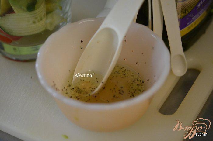 Фото приготовление рецепта: Легкий диетический салат с авокадо шаг №2