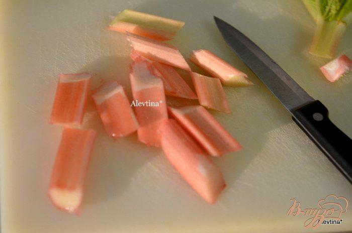 Фото приготовление рецепта: Салат с ревенем и сыром фета шаг №1