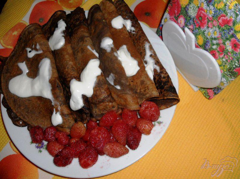 Фото приготовление рецепта: Шоколадные блинчики с ягодами шаг №7