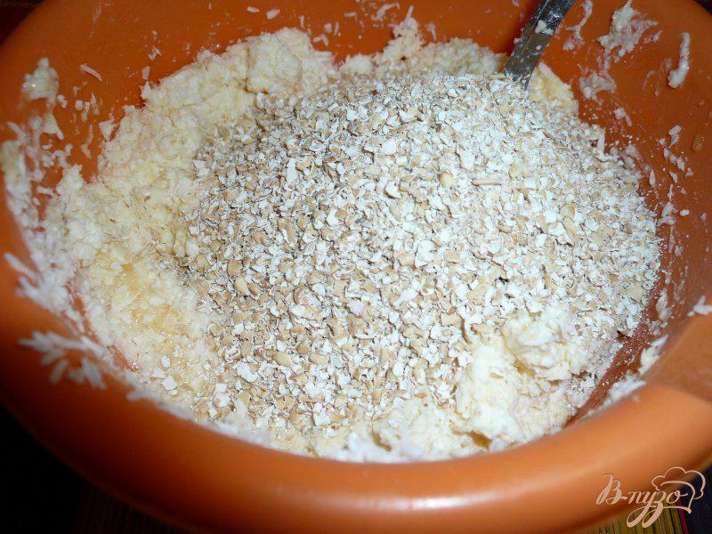 Фото приготовление рецепта: Запеканка творожная с кокосовой стружкой и отрубями шаг №5