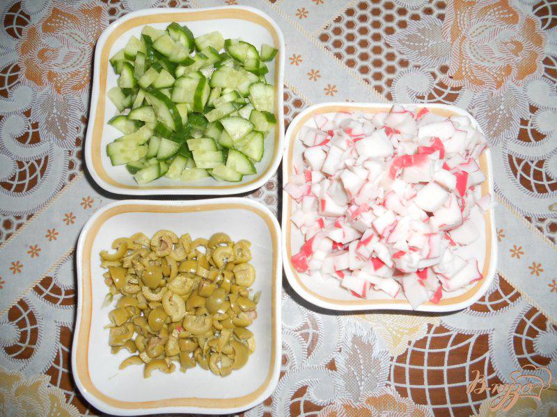 Фото приготовление рецепта: Салат с крабовым мясом и оливками шаг №1