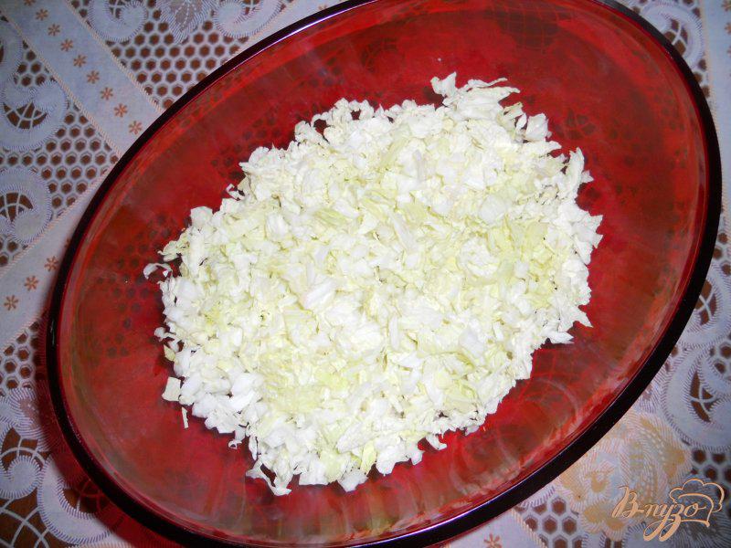 Фото приготовление рецепта: Салат с крабовым мясом и оливками шаг №2