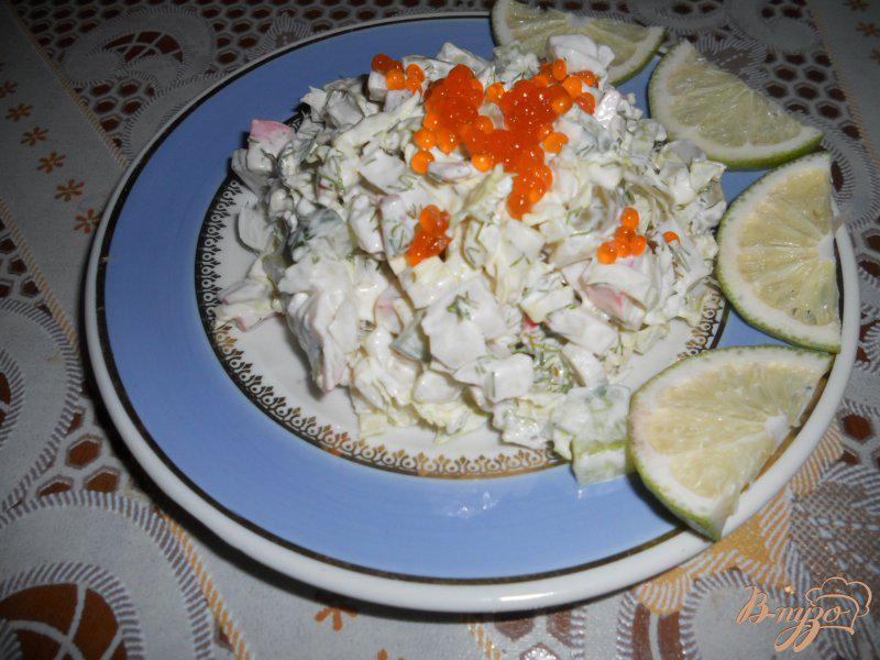 Фото приготовление рецепта: Салат с крабовым мясом и оливками шаг №8