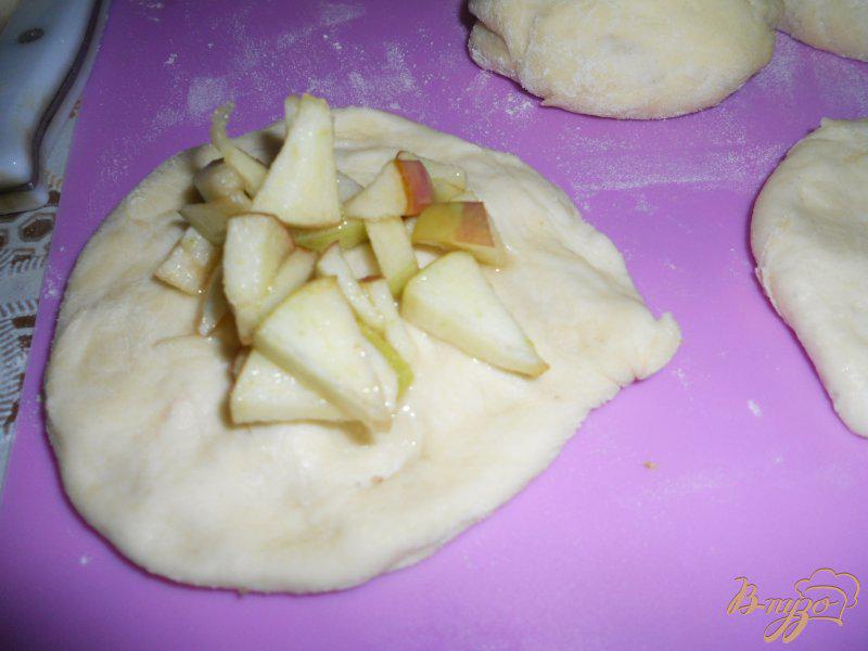 Фото приготовление рецепта: Домашние пирожки с яблоками шаг №4