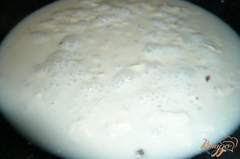 Фото приготовление рецепта: Макароны в сырном соусе на скорую руку шаг №3
