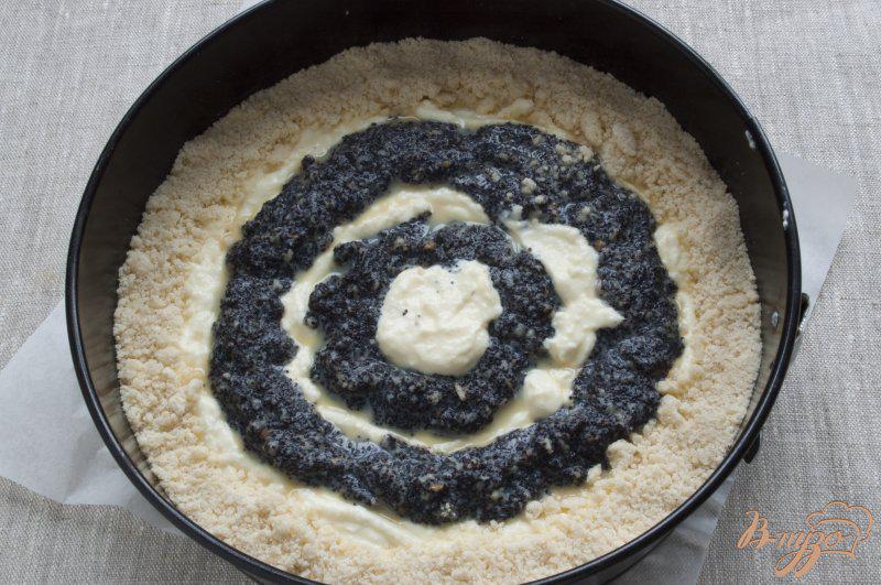 Фото приготовление рецепта: Творожно-маковый пирог «Колечко» шаг №11