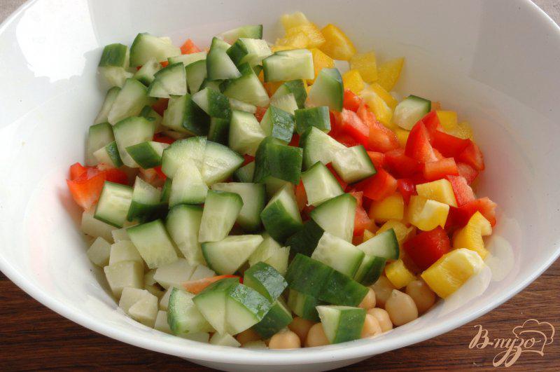 Фото приготовление рецепта: Салат с нутом и овощами шаг №4