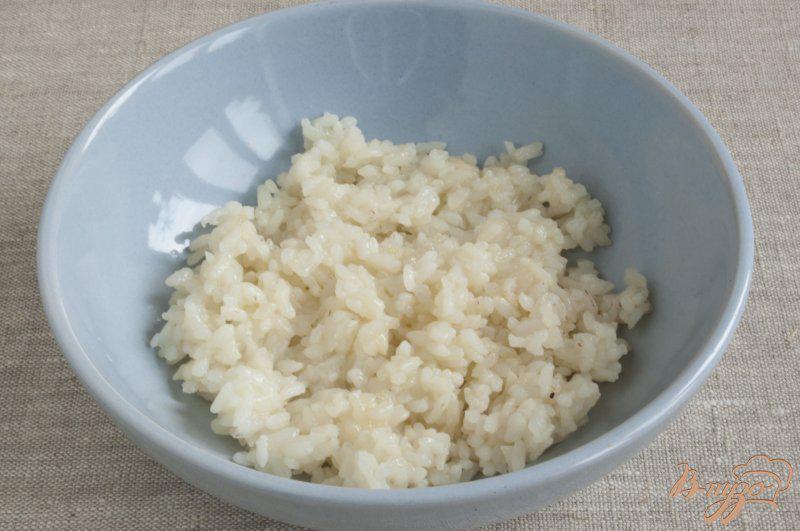 Фото приготовление рецепта: Рис с клубникой и йогуртом шаг №2