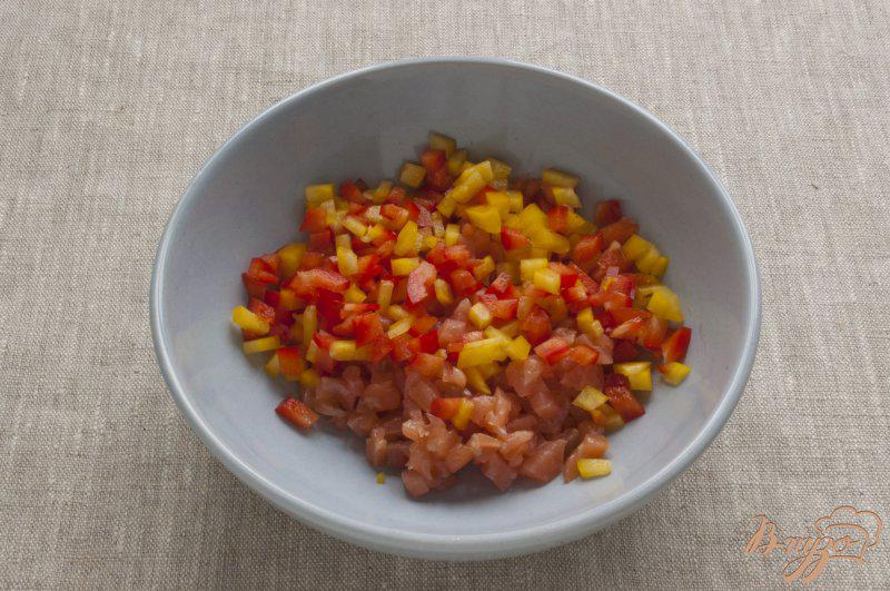 Фото приготовление рецепта: Салат с рыбой и овощами. шаг №2