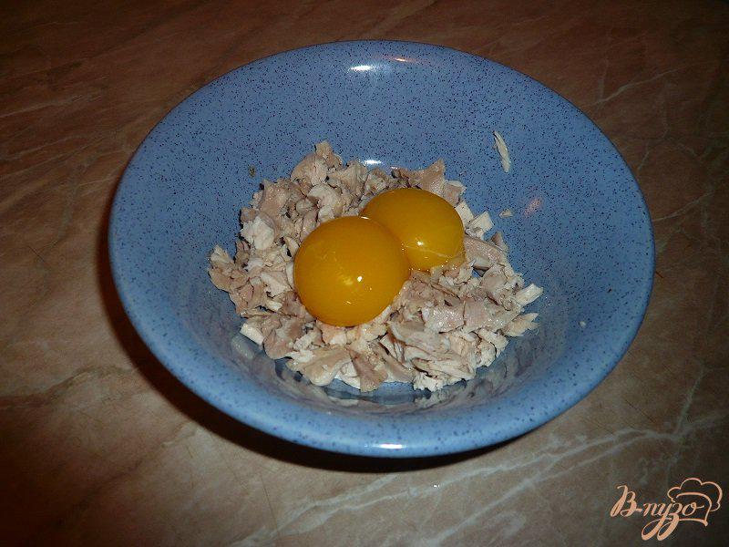 Фото приготовление рецепта: Омлет-ролл с куриным мясом шаг №2