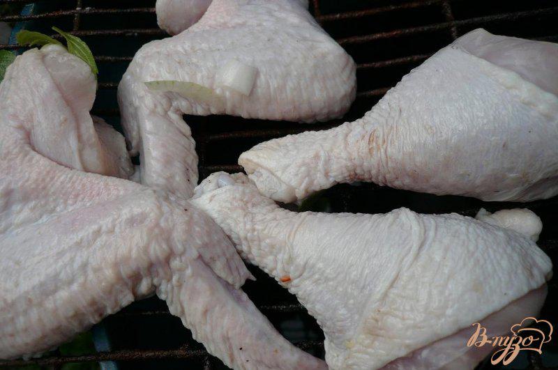 Фото приготовление рецепта: Курица на мангале, маринованная в минеральной воде шаг №4
