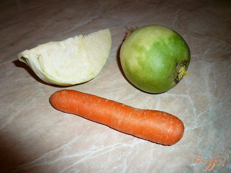 Фото приготовление рецепта: Салат из зеленой редьки с морковью и капустой шаг №1