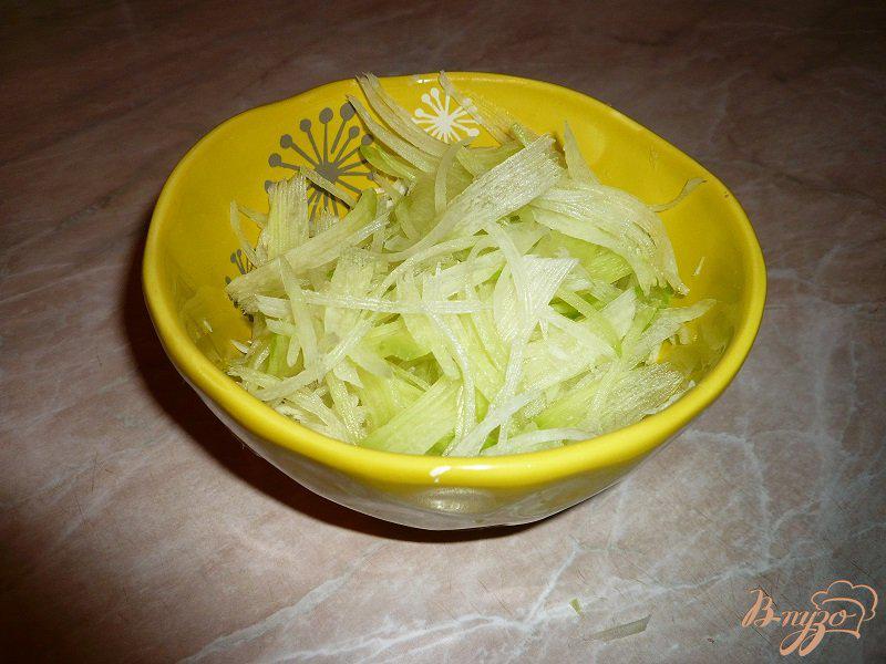Фото приготовление рецепта: Салат из зеленой редьки с морковью и капустой шаг №3