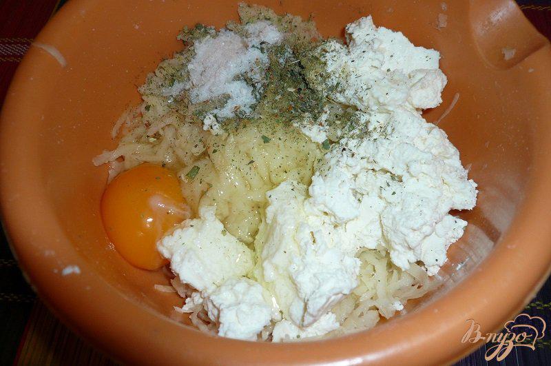 Фото приготовление рецепта: Картофельная запеканка с творогом шаг №3
