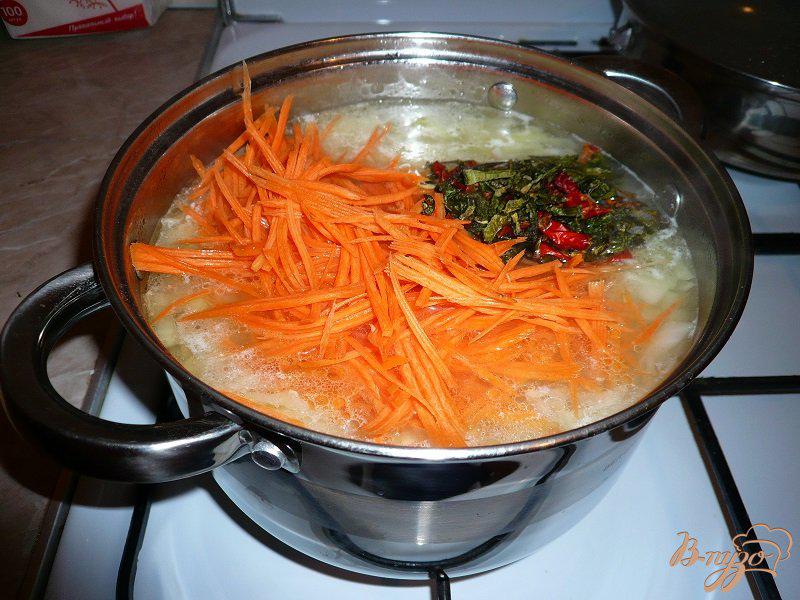 Фото приготовление рецепта: Суп с капустой и рисом шаг №6