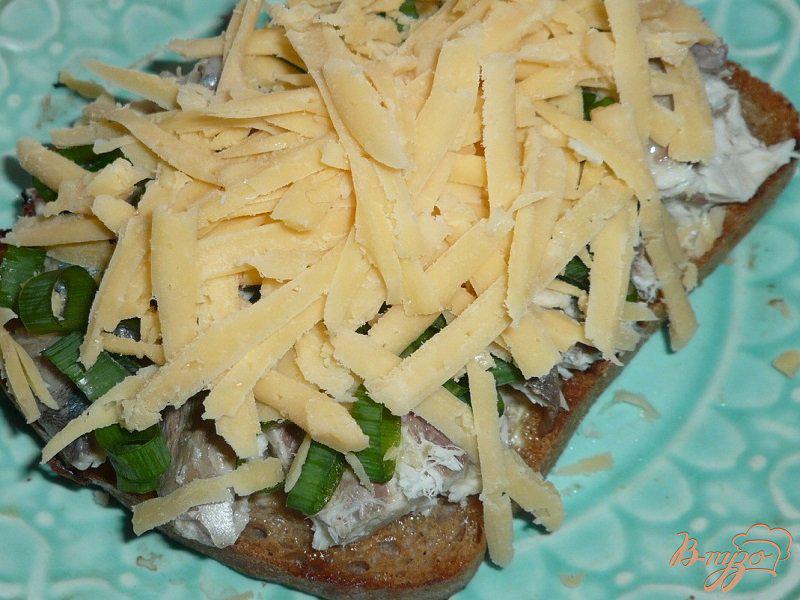 Фото приготовление рецепта: Большой бутерброд со скумбрией шаг №5