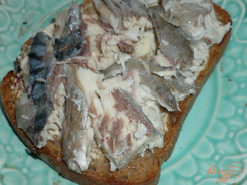 Фото приготовление рецепта: Большой бутерброд со скумбрией шаг №3