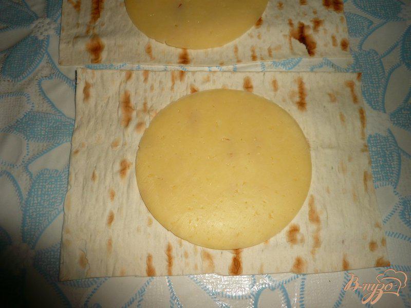 Фото приготовление рецепта: Рулетики из лаваша с сыром и сладким болгарским перцем шаг №2