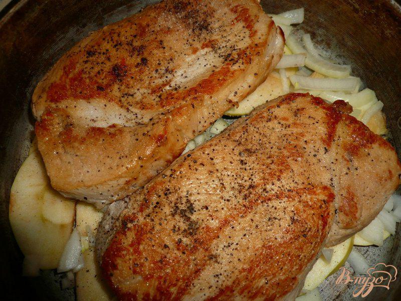 Фото приготовление рецепта: Свинина с яблочно-луковым соусом шаг №7