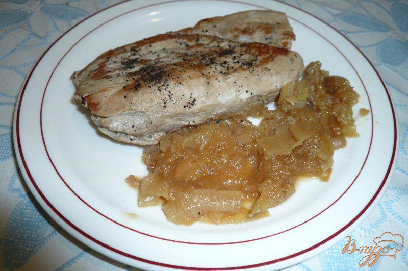 Фото приготовление рецепта: Свинина с яблочно-луковым соусом шаг №9