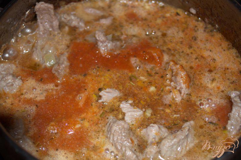 Фото приготовление рецепта: Мясо тушеное в томате с фасолью шаг №6