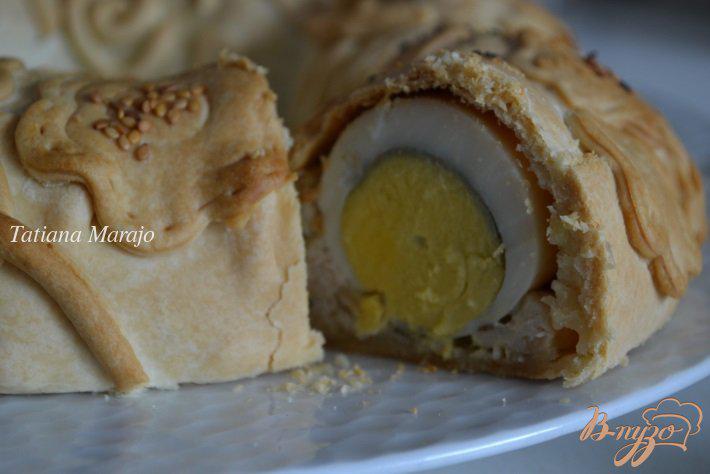 Фото приготовление рецепта: Пирог из курятины с отварным яйцом шаг №9