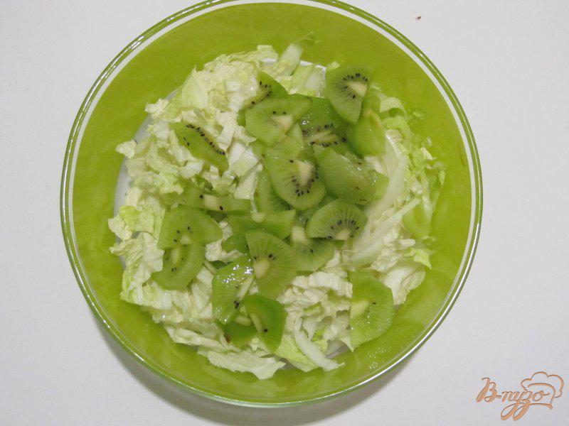 Фото приготовление рецепта: Салат из пекинской капусты и киви шаг №3
