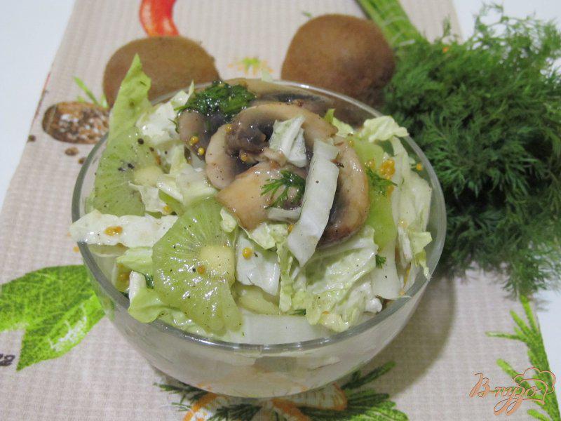 Фото приготовление рецепта: Салат из пекинской капусты и киви шаг №7