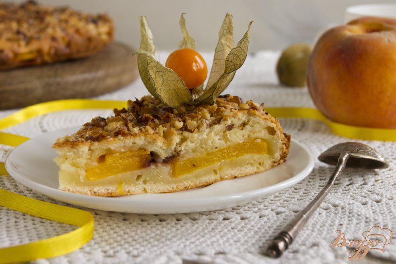 Фото приготовление рецепта: Пирог с персиками и грецкими орехами шаг №7