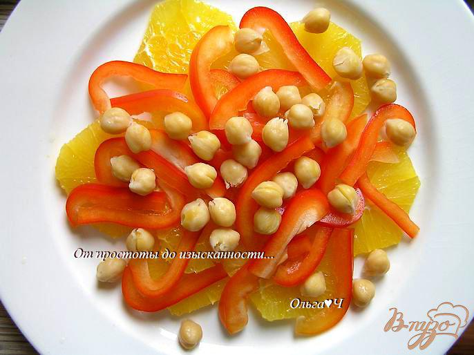 Фото приготовление рецепта: Салат с нутом, апельсином и сладким перцем шаг №3