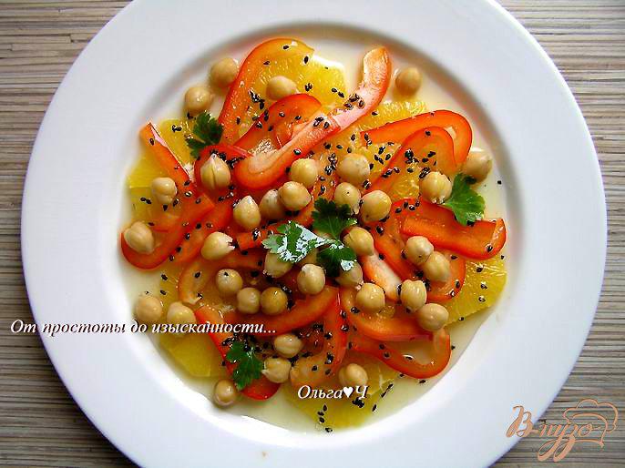 Фото приготовление рецепта: Салат с нутом, апельсином и сладким перцем шаг №4