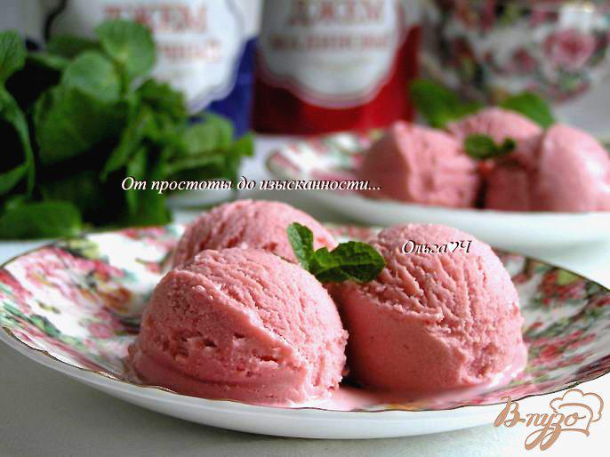 Фото приготовление рецепта: Малиново-черничное мороженое с мятным сиропом шаг №5