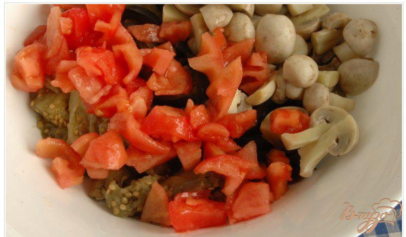 Фото приготовление рецепта: Салат из печеных овощей с маслинами и шампиньонами шаг №7