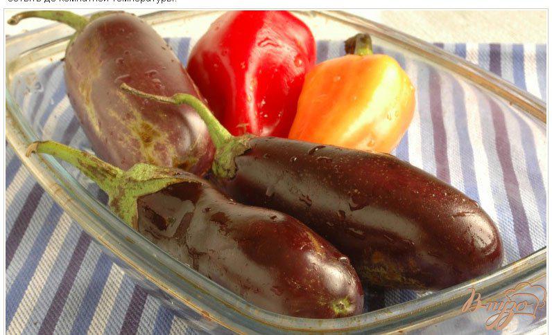 Фото приготовление рецепта: Салат из печеных овощей с маслинами и шампиньонами шаг №1