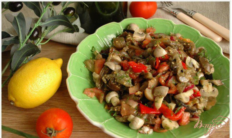 Фото приготовление рецепта: Салат из печеных овощей с маслинами и шампиньонами шаг №9