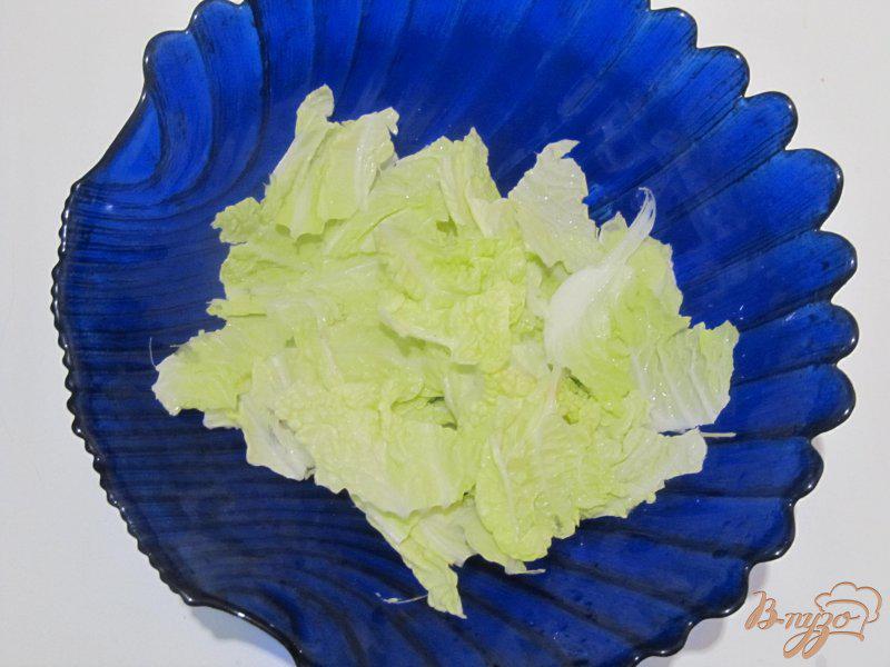 Фото приготовление рецепта: Салат из пекинской и краснокочанной капусты шаг №2