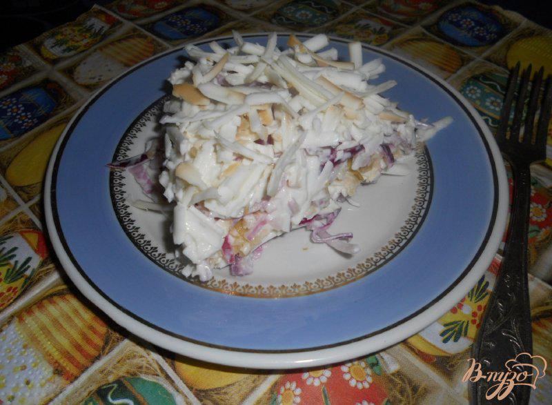 Фото приготовление рецепта: Салат луковый с яблоком и колбасным сыром шаг №6