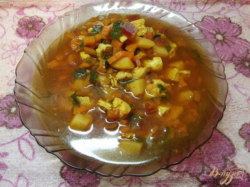 Фото приготовление рецепта: Куриный суп со шпинатом шаг №7