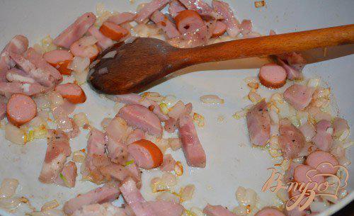Фото приготовление рецепта: Паста с колбасой с горчичной заправкой шаг №3