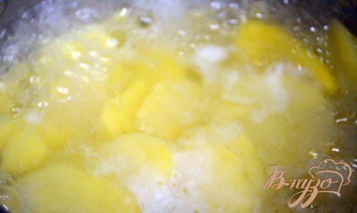 Фото приготовление рецепта: Картофельная запеканка под луковой шубой шаг №2