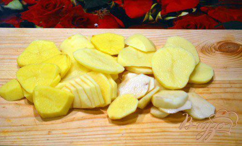 Фото приготовление рецепта: Картофельная запеканка под луковой шубой шаг №1