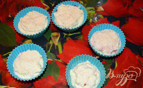 Фото приготовление рецепта: Творожные кексы с малиновым джемом шаг №5