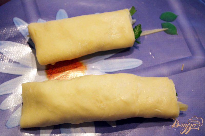 Фото приготовление рецепта: Рулетики с сыром и брынзой из пресного теста шаг №11