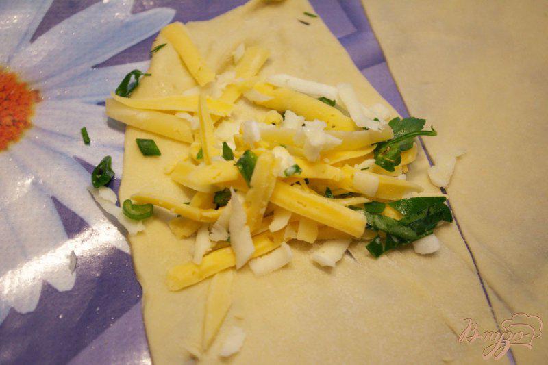 Фото приготовление рецепта: Рулетики с сыром и брынзой из пресного теста шаг №7
