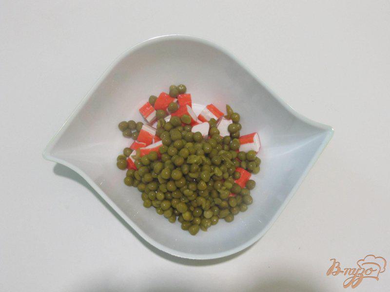 Фото приготовление рецепта: Салат с крабовыми палочками и зеленым горошком шаг №2