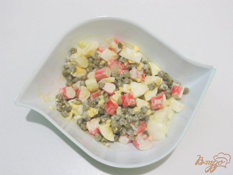 Фото приготовление рецепта: Салат с крабовыми палочками и зеленым горошком шаг №4