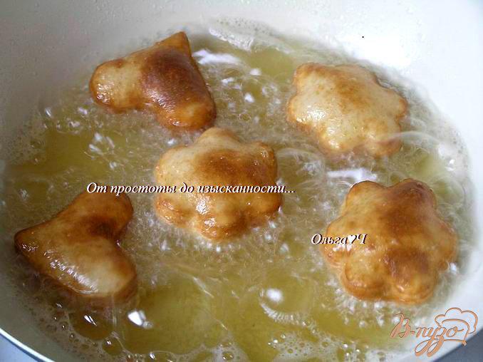 Фото приготовление рецепта: Творожно-малиновые пончики с цитрусовым мороженым шаг №6